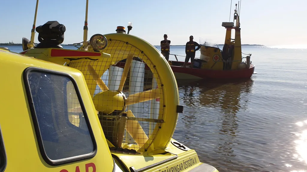 Svävaren Rescue Länsförsäkringar Östgöta 2 på sjön