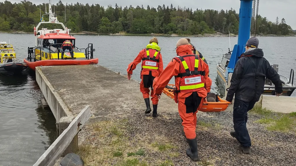 Räddningsstationen i Öregrund övar att transportera personer med ryggskador i samverkan med andra organisationer