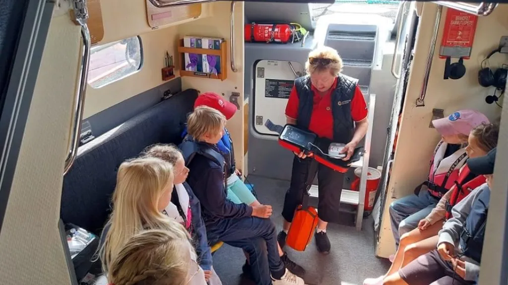 Ungdomar från seglarskolan NSS besöker RS Arkösund