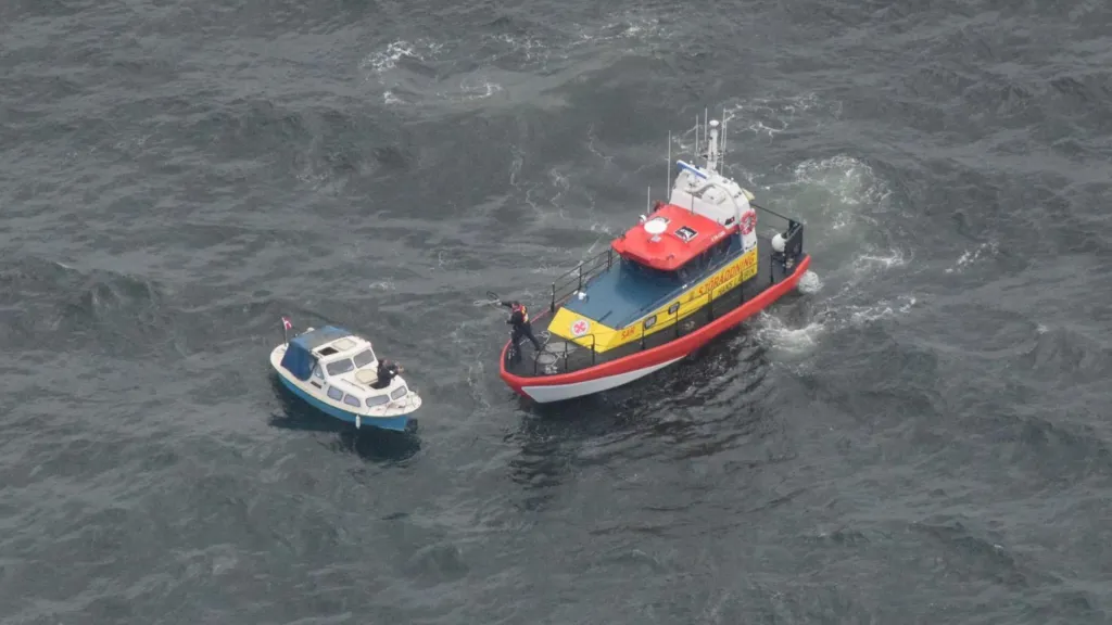 RS Grötvik hjälper motorbåt som har problem ute på sjön