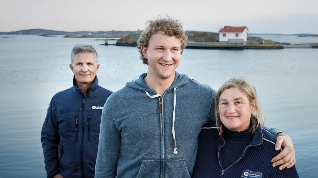 Frivilliga sjöräddarna Anna och Thomas tillsammans med Morgan som de räddade livet på.