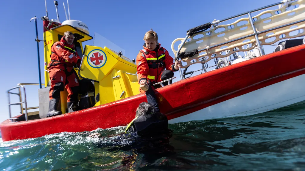 Person blir räddad från vattnet