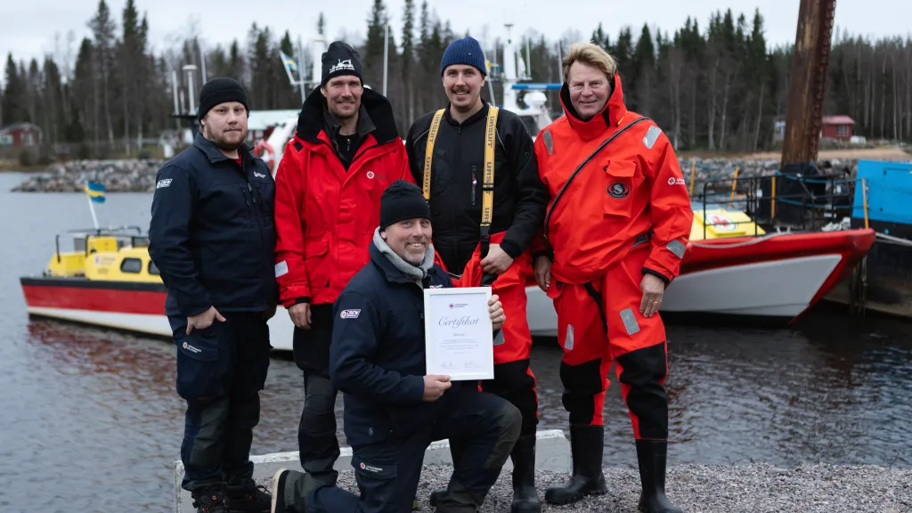 Sjöräddare från RS Kalix håller upp certifikat efter att de klarat examination