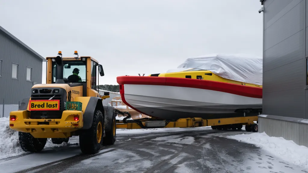 Räddningsbåten anländer från skrovtillverkaren till Sjöräddningssällskapets varv på Hönö