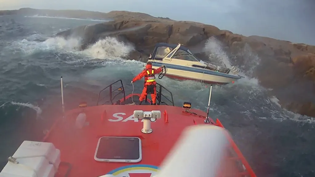 Allvarliga händelser fortsätter att öka. På bilden syns ett räddningsuppdrag från 2025 där en hummerfiskare slår mot klipporna. 