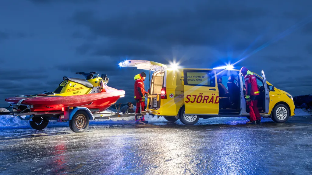Räddningsbil med Rescuerunner på släp och sjöräddare som jobbar.