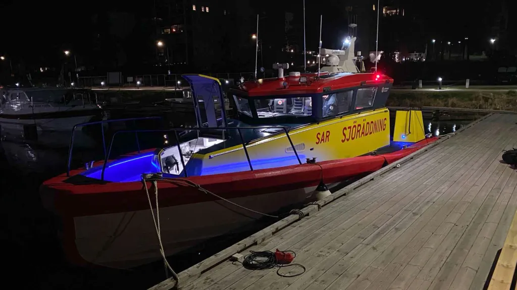 Den nya räddningsbåten har lagt an till kaj i Hammarö.