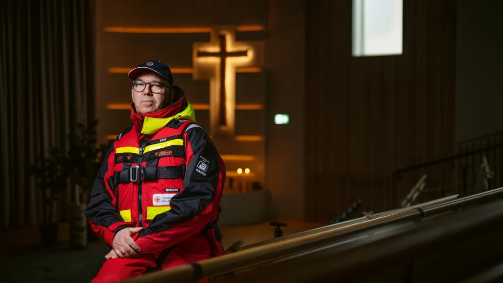 Den frivillige sjöräddaren Erik Bryskhe sitter och tittar in i kameran.