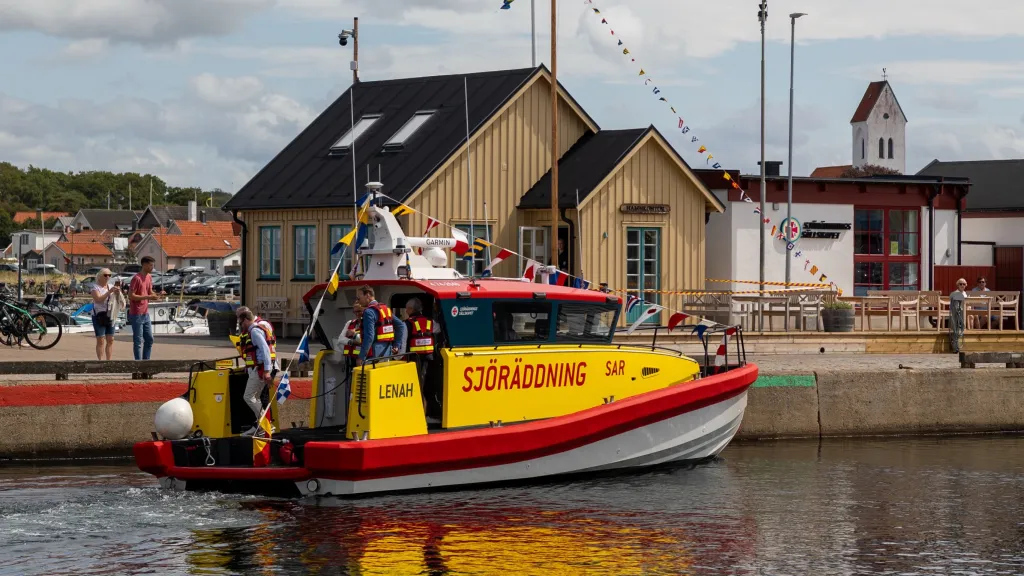Den nya räddningsbåten Lenah under sin namngivning i Torekovs hamn 2026.