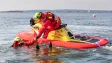 Frivillig sjöräddare på Rescuerunner Nils Ferm som plockar upp person från vattnet