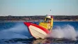 Åtta meters Rescue Länförsäkringar Halland i Gunnel Larson-klassen tar sig fram över vattnet