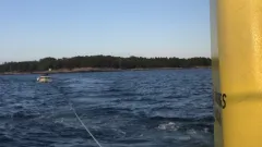 Fritidsbåt som blir bogserad
