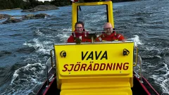 Två frivilliga sjöräddare i öppna räddningsbåten Rescue Vava
