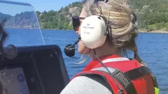Sjöräddare med hörselkåpor. 