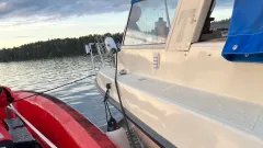 Sjöräddningsbåt kopplad till fritidsbåt