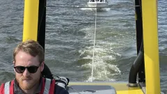 Sjöräddare bogserar