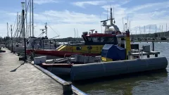 Räddningsbåten ligger förtöjda i hamn 