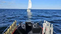 Mönsterås hjälper segelbåt som tappat propellern 