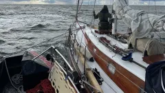 Segelbåt på behov av hjälp