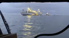 Rs Sölvesborg och RS Hörvik är i bredeskap vid lossdragningen av fartyget Marco Polo