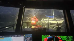 Ensamseglare befinner sig i nöd utanför Räfnäs. Det är blåsigt och snön yr