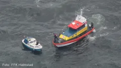 RS Grötvik hjälper motorbåt som har problem ute på sjön