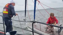 RS Hovås assisterar segelbåt