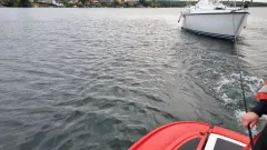 En segelbåt blir bogserad.