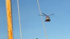 Maten på en segelbåt och en hellikopter