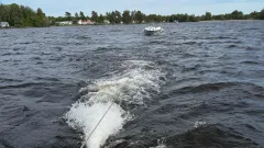 RS Växjö bogserar en båt till säker hamn.