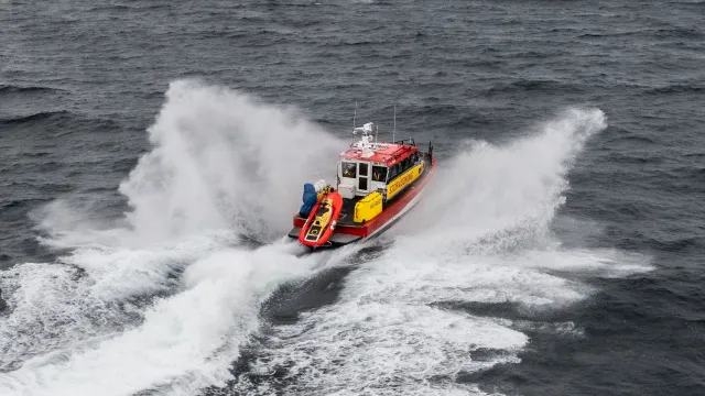 Sjöräddningsbåt Rescue Mai Rassy tar sig fram i höga vågor och vattnet skvätter