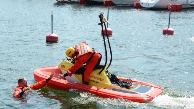Uppvisning av Rescuerunner Nils-Oskars utmärkta förmåga att bärga personer i vattnet.