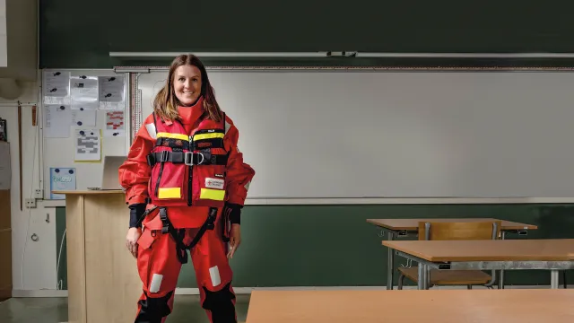 Porträtt av frivilliga sjöräddaren Malin Johansson när hon är på jobbet. 
