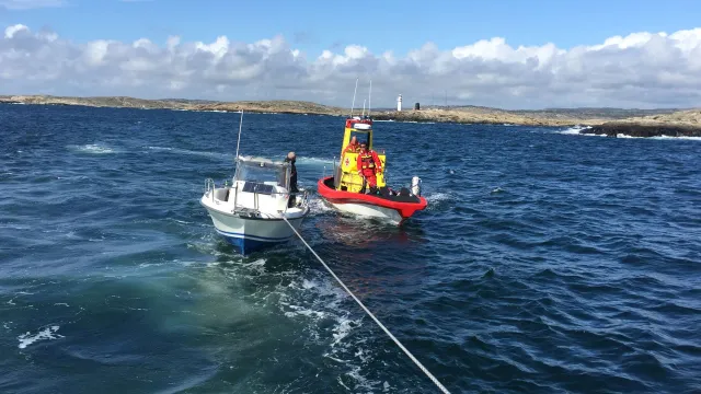 En medlem på en fritidsbåt får hjälp av Sjöräddningssällskapet