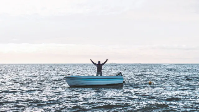 Båtägare har fått motorstopp ute på sjön och står och viftar på hjälp
