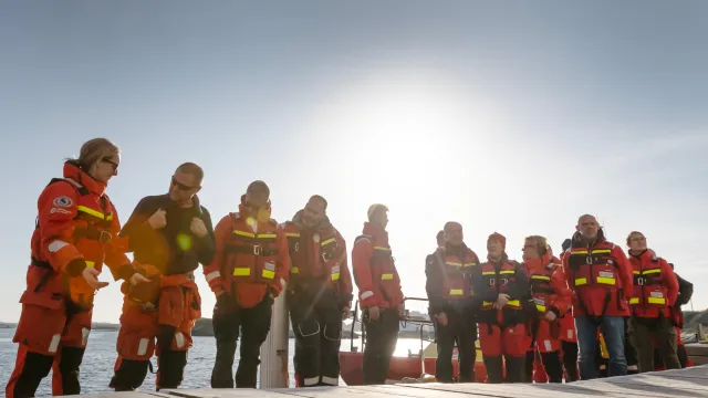 Frivilliga sjöräddare står på rad