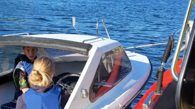 Fritidsbåt kopplad till räddningsbåt