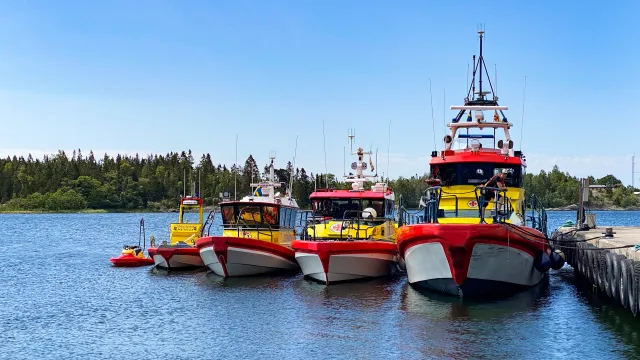 Räddningsbåtar samlade i Räfsnäs.