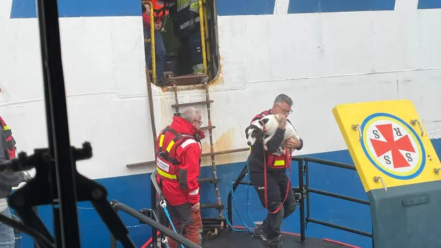 75 personer evakueras från färjan Marco Polo.