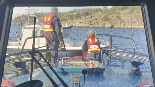 RS Värmdö hjälper båt som driver mot klipporna