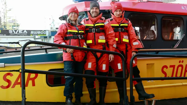 Tre generationer från samma familj står på Rescue Marc Wallenberg JR från RS Nynäshamn