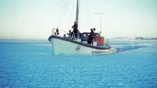 Räddningskryssaren Bernhard Ingelsson tar sig fram under vintern.