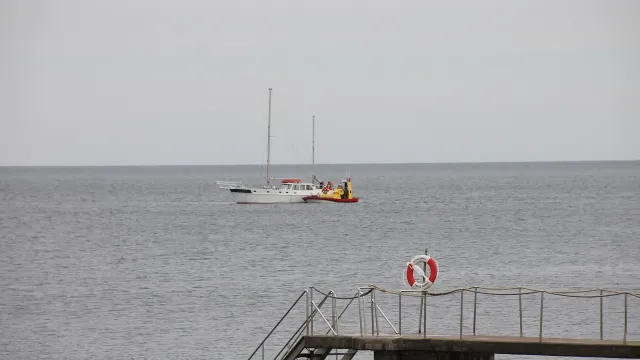 Rescue annie bogserar en större båt