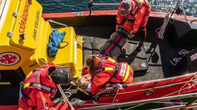 Frivilliga sjöräddare övar på att tar hand om patienter