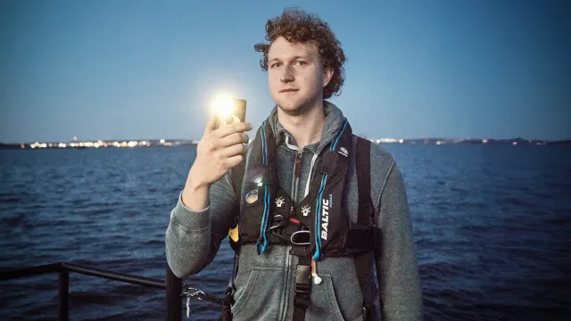 Morgan Elvhäger lyser med mobilens ficklampa