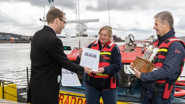 Infrastrukturminister Andreas Carlsson ger utmärkelser till Anna och Thomas