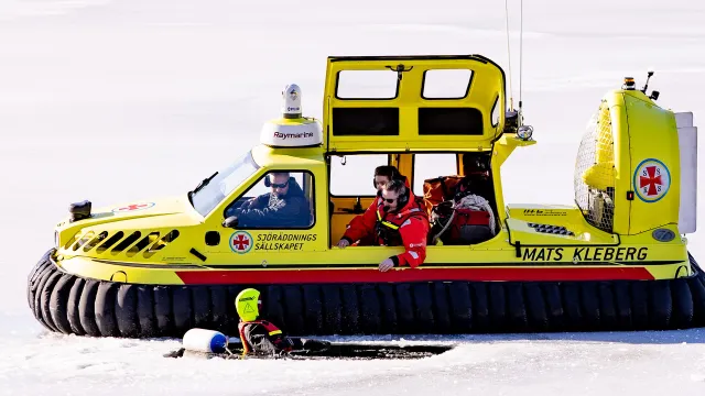 Frivilliga sjöräddare övar på att ta upp nödställd från svävaren