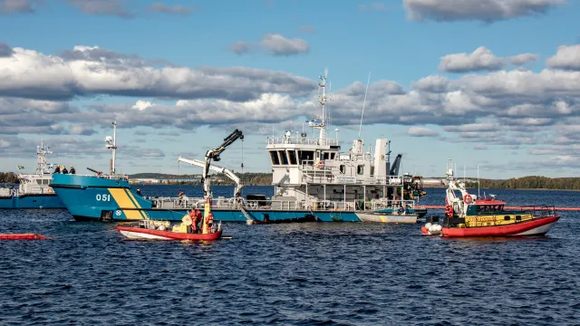 Två båtar från Sjöräddningssällskapet tillsammans med Kustbevakningen under en miljöräddningsövning