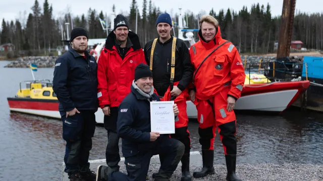 Sjöräddare från RS Kalix håller upp certifikat efter att de klarat examination