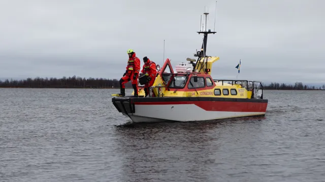 Sjöräddare från RS Kalix står redo att hoppa i vattnet